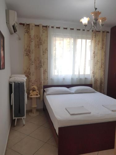 A bed or beds in a room at shtepi plazhi