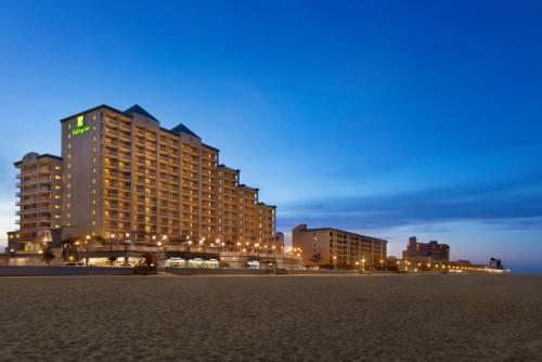 大洋城Holiday Inn & Suites Ocean City, an IHG Hotel的海滩上的一家大酒店