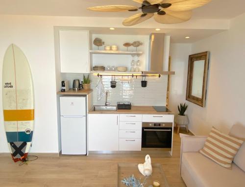 un soggiorno con cucina e tavola da surf di Corfu, Glyfada, Sea la vie apartment a Glifada (Glyfada)