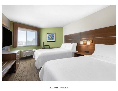 เตียงในห้องที่ Holiday Inn Express & Suites Colorado Springs-Airport, an IHG Hotel