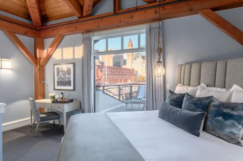 - une chambre avec un lit et une vue sur la ville dans l'établissement Boston Yacht Haven, à Boston