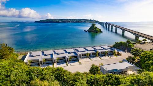 una vista aerea di un resort con ponte di Feliz Villa Suite Kourijima View a Nago