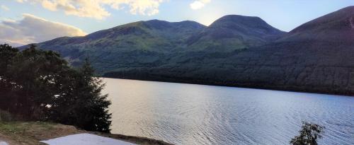 einen Blick auf einen See mit Bergen im Hintergrund in der Unterkunft Black Sheep Hotels Cabins in Spean Bridge