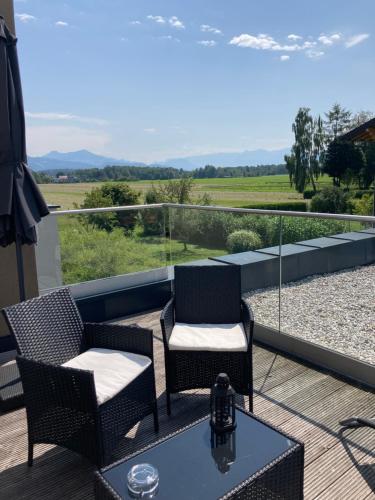 eine Terrasse mit 2 Stühlen und einem Tisch auf dem Balkon in der Unterkunft Kal's Studio Apartment Salzburg in Salzburg