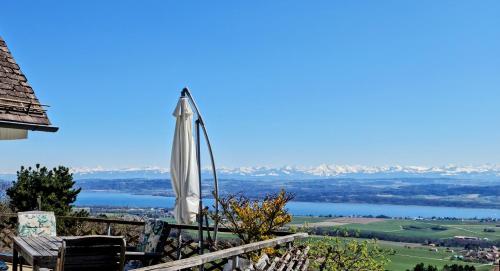 - un parasol sur le balcon offrant une vue sur le lac dans l'établissement Mont Blanc Chalet, à Grandevent