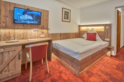 A bed or beds in a room at Hotel St. Georg Garni