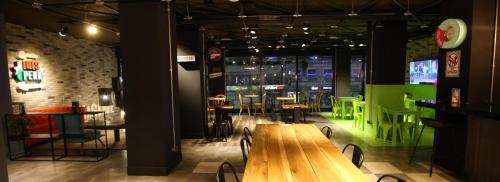 um restaurante com mesas e cadeiras num quarto em ibis Styles Buenos Aires Florida em Buenos Aires