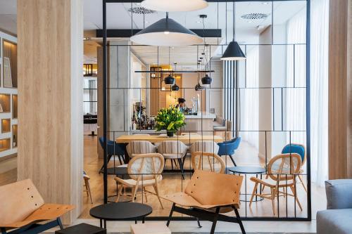 - une salle à manger avec une table et des chaises dans l'établissement Golden Hotel Barcelona, à Barcelone