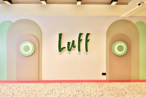 Luff Suites في كاس: غرفة بها مصعد الكلمات على الحائط