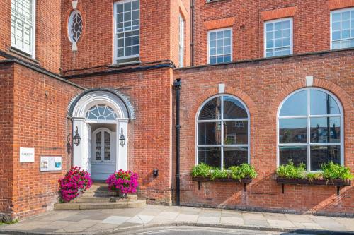 Tampak depan atau pintu masuk Harbour Hotel & Spa Chichester