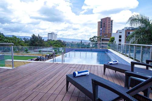 - un balcon avec une piscine au-dessus d'un bâtiment dans l'établissement Hotel Vista Quince, à Guatemala