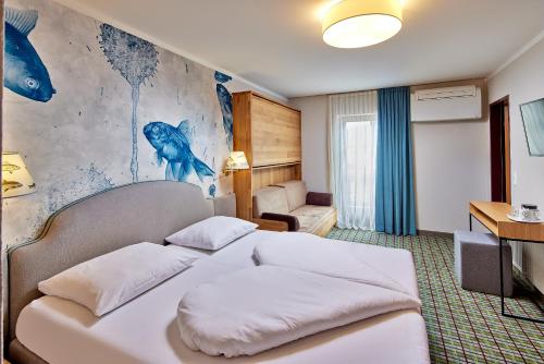 een hotelkamer met een bed en een schilderij aan de muur bij Fish'Inn Zell - Hotel Fischerwirt in Zell am See