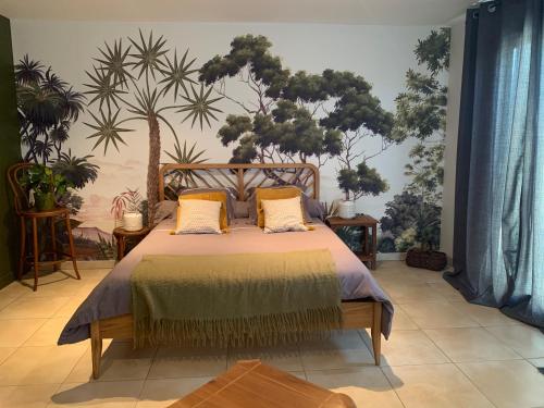 Tempat tidur dalam kamar di Chambre en Drôme Tropicale