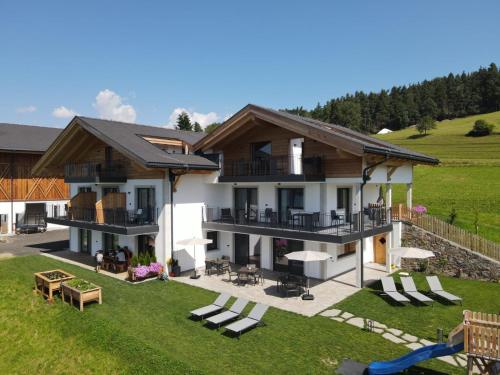 ein Haus mit einem Hinterhof mit einem Spielplatz in der Unterkunft Platiederhof in Lajen