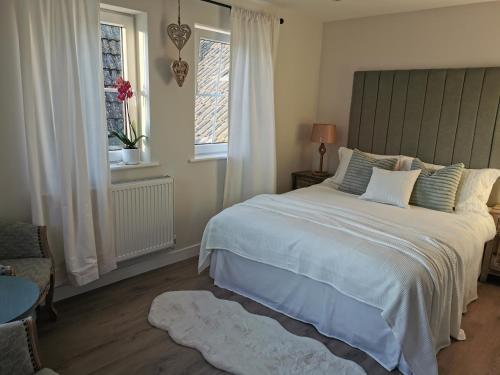 een slaapkamer met een groot bed en een raam bij Seashell luxury apartment in Burnham on Sea