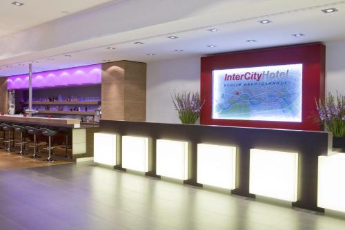 Khu vực sảnh/lễ tân tại IntercityHotel Berlin Hauptbahnhof