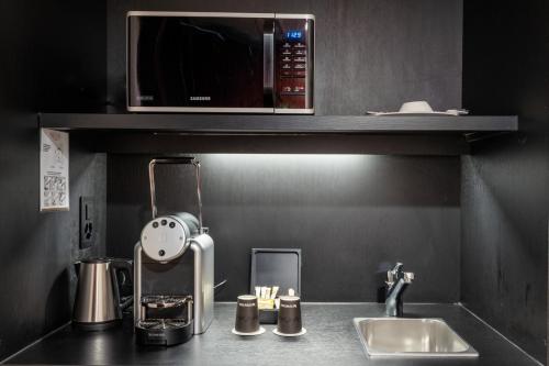 Dapur atau dapur kecil di Nash Suites Airport Hotel