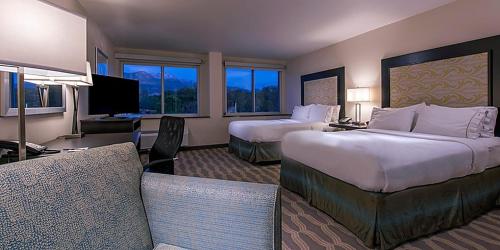 เตียงในห้องที่ Holiday Inn Express & Suites Colorado Springs Central, an IHG Hotel