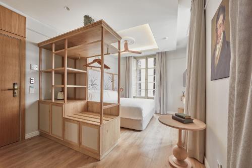 Zimmer mit Bücherregal und Bett in der Unterkunft ICON Malabar in Málaga