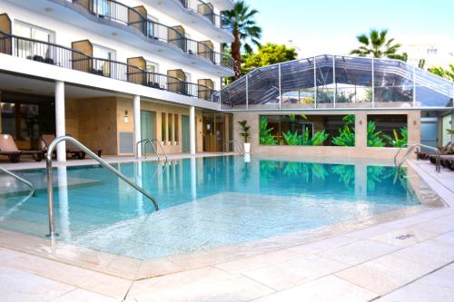 Bazen u ili blizu objekta Hotel Helios Lloret