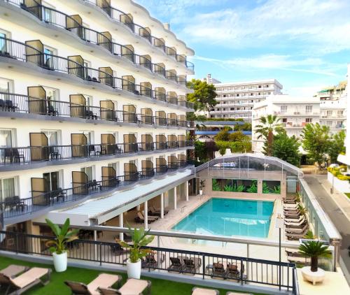 Bazen u ili blizu objekta Hotel Helios Lloret