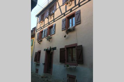 budynek z oknami w obiekcie La Maison du Rempart w mieście Eguisheim