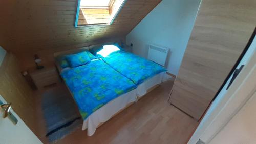 uma vista sobre uma cama num pequeno quarto em Pátri Apartmanház em Keszthely