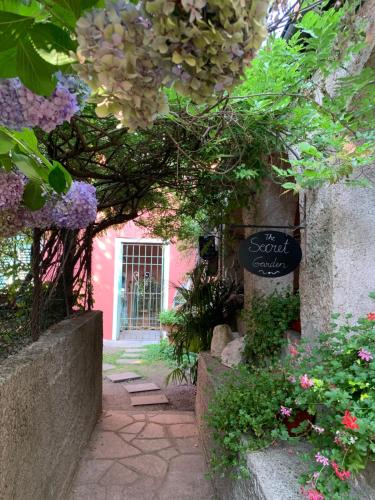 Galería fotográfica de THE SECRET GARDEN ARONA VILLA in Piazza del Popolo 16 Historical Center en Arona