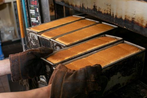 een persoon met handschoenen trekt bij Bakery Hotel Chateau D'or in Nara