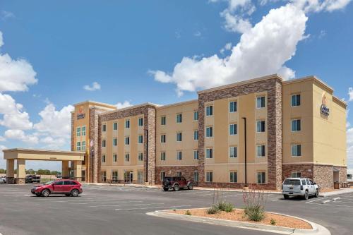 rendering hotelu z parkingiem w obiekcie Comfort Inn & Suites w mieście Edgewood