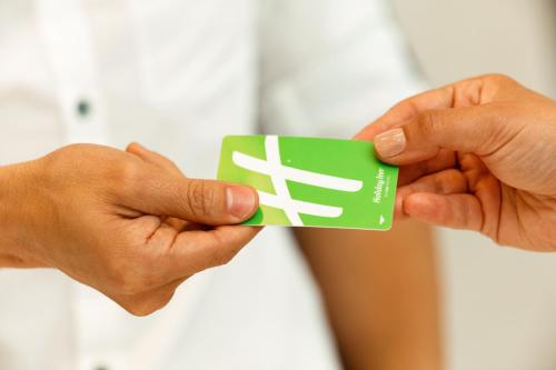 una persona è titolare di una carta di credito verde di Holiday Inn The Hague - Voorburg, an IHG Hotel a Voorburg