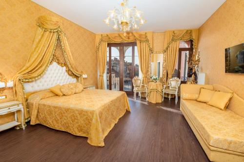 um quarto com uma cama e um sofá em La Veneziana Boutique Rooms em Veneza