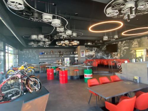 Un restaurante u otro lugar para comer en RINGRAST das Erlebnishotel beim Red Bull Ring