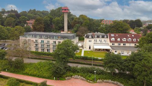 un edificio con una torre en medio de una ciudad en Villa Beachside, en Eckernförde