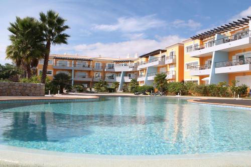 una grande piscina di fronte a un edificio di Top Quality Apartment a Lagos