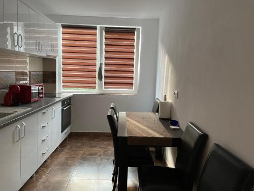 Η κουζίνα ή μικρή κουζίνα στο Apartament 4 camere Orsova