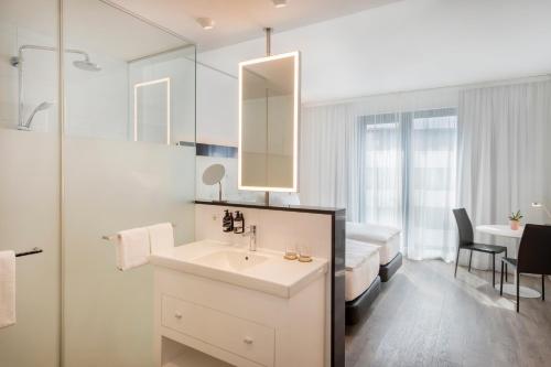 baño con lavabo y 1 cama en una habitación en INNSiDE by Meliá Frankfurt Ostend, en Frankfurt