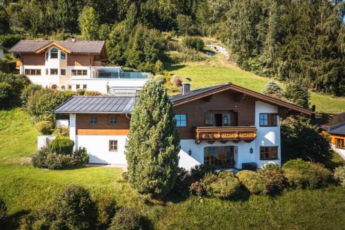 El edificio en el que está el chalet de montaña