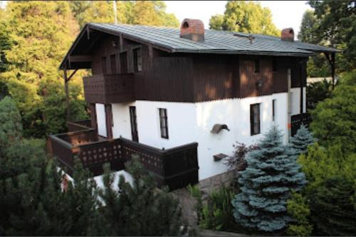 uma casa no meio de uma floresta em GARDENIA em Jelenia Góra