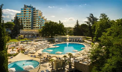 vista su una piscina con ombrelloni e su un edificio di Valamar Diamant Hotel a Poreč (Parenzo)