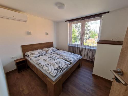 Llit o llits en una habitació de Holdudvar Apartman