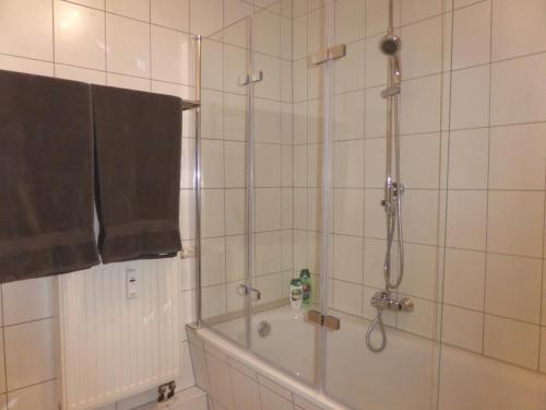 bagno con doccia, vasca e lavandino di Apartment Ferienwohnung Martin Luther, 3 Schlafzimmer, free WiFi, Nähe Zentrum, klimatisiert, hell, offen, sehr schön, a Jena