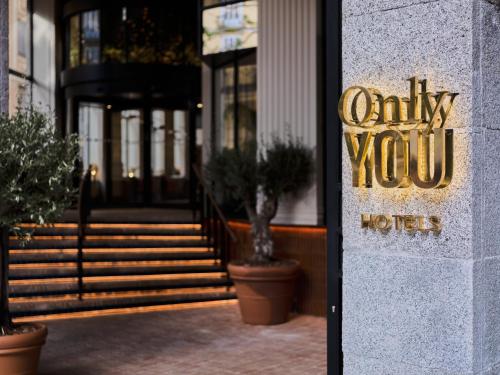 un panneau indiquant un hôtel situé sur le côté d'un bâtiment dans l'établissement Only YOU Hotel Valencia, à Valence