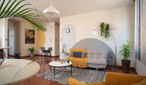 A seating area at Apartamento Mira 1