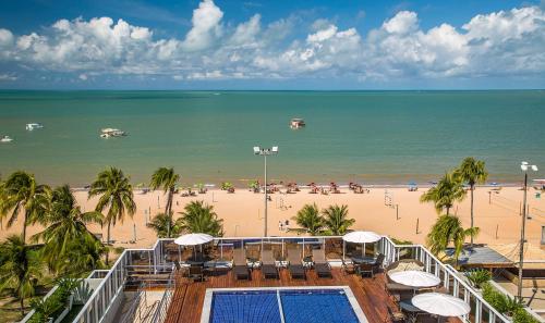 uitzicht op het strand vanaf het balkon van een resort bij Laguna Praia Hotel in João Pessoa