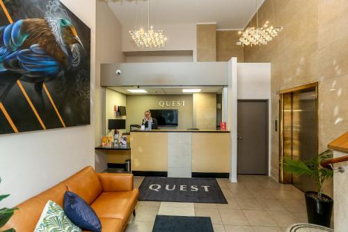 una hall d'acqua con una donna al bancone di Quest New Plymouth Serviced Apartments a New Plymouth