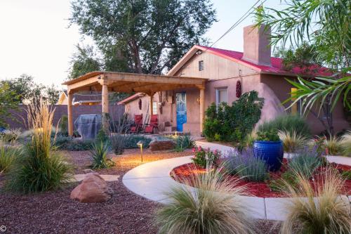 een tuin met een huis met een pergola bij Casa La Huerta in Albuquerque