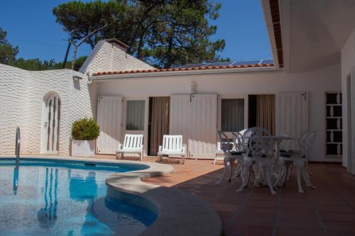 A piscina localizada em Ofir Beach House Bonança ou nos arredores