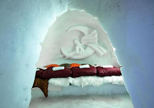 una parete con una scultura di un letto con cuscini di Village Igloo Les Arcs ad Arc 2000