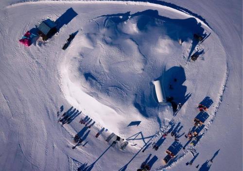 una vista aerea di una piccola isola nella neve di Village Igloo Les Arcs ad Arc 2000